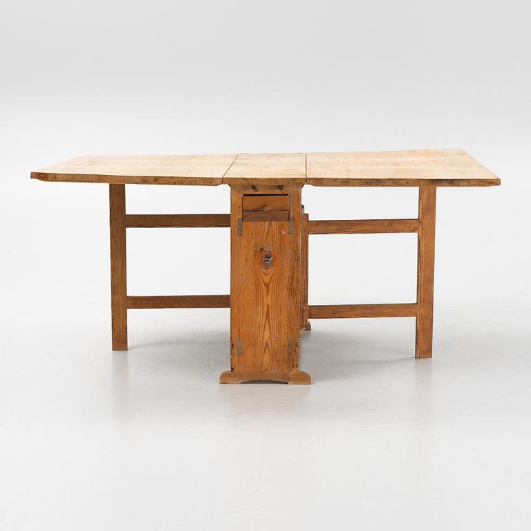 A pine gate-leg table, first part of the 19th century,