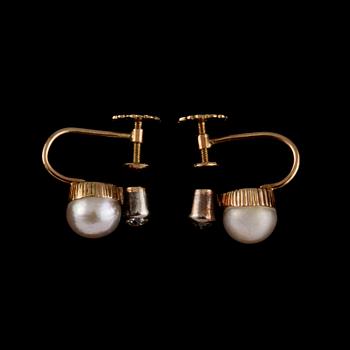 ÖRHÄNGEN, ett par, 14k guld med odlade pärlor och äldre briljantslipade diamanter. Vikt 3 g.