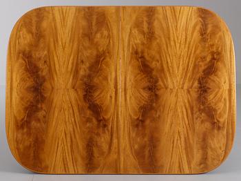 A Josef Frank mahogany dinner table, Svenskt Tenn, model 947.