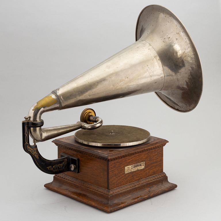 An early 20th Century phonograph.