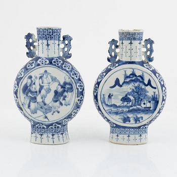 Pilgrimsflaksor, 2 st, porslin, Kina, 1800-tal.