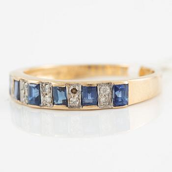 Ring in 14K gold with sapphires and brilliant-cut diamonds.