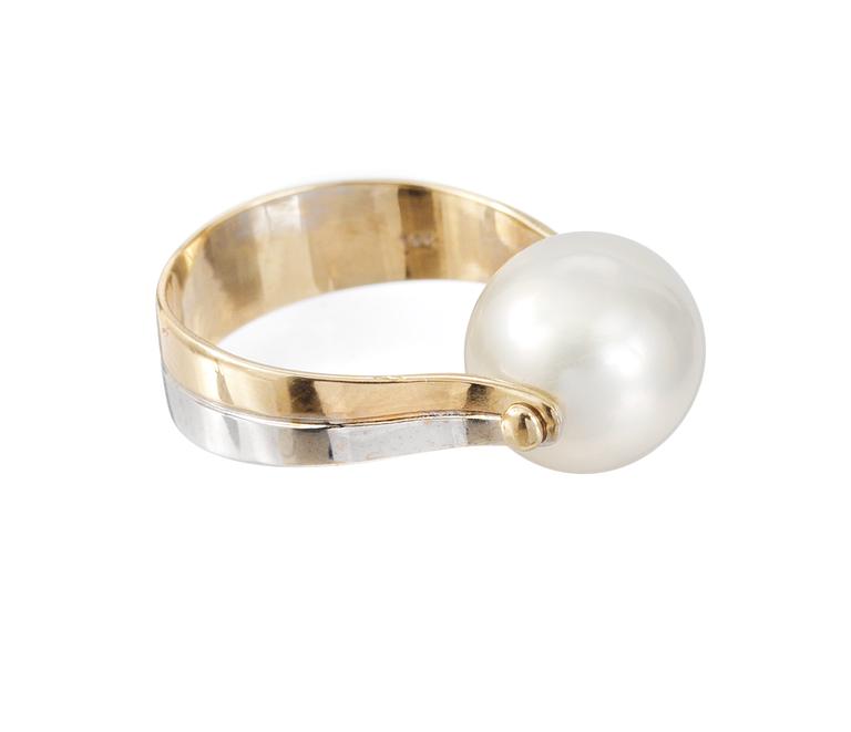 RING, with cultured South sea pearl, app 12 mm.