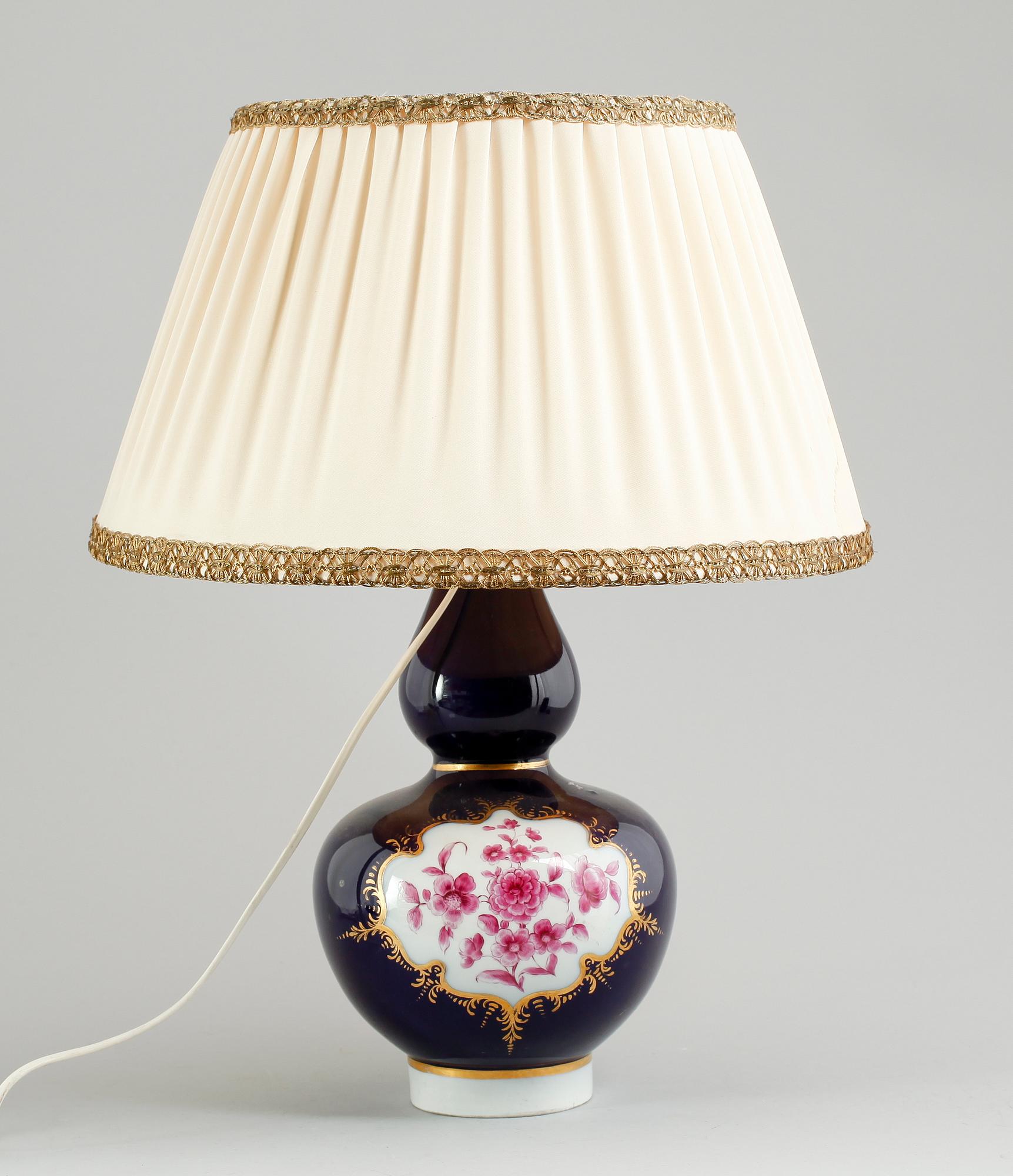 BORDSLAMPA, porslin, tidigt 1900-tal.