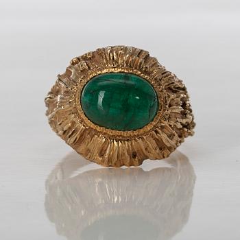 RING, 18K guld, cabochonslipad smaragd ca 3,2 ct, A. Tillander, Helsingfors 1969. Vikt 11,1 g.