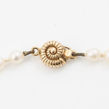 Cultured pearl necklace, with a shell-shaped clasp in 18K gold.