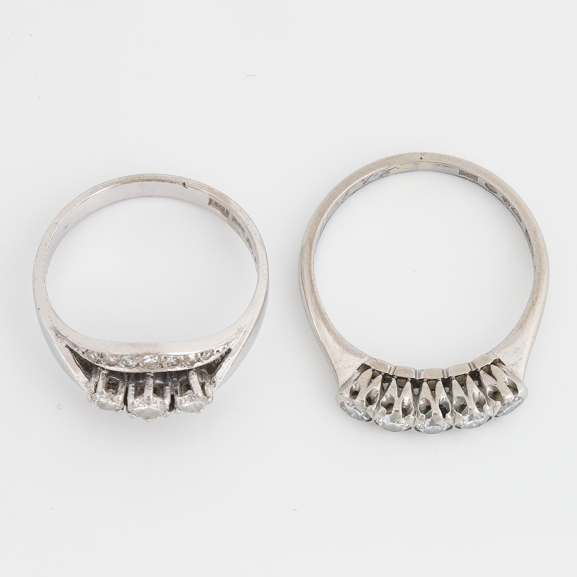Two diamondrings.