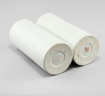 PENSELSTÄLL, 2 st, porslin, Kina, 1900-tal.