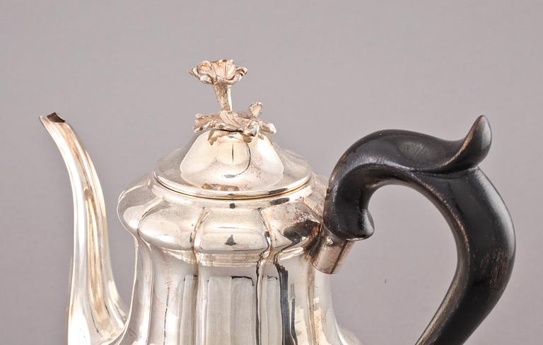 KAFFEKANNA, silver, nyrokoko, Carl Nyström, Stockholm, 1849. Ca 645 gr inkl hänkel.