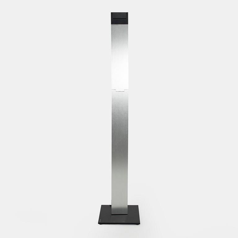 Lattiavalaisin, "Pan Floor Lamp", malli P7121, Zumtobel.