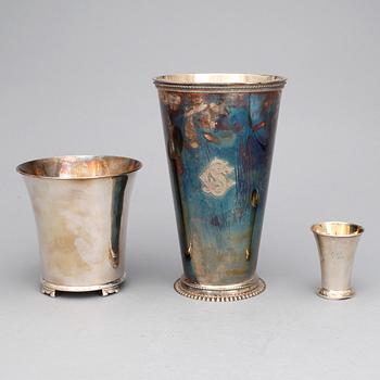 BÄGARE samt VAS, 3 delar, silver, bla Guldsmedsaktiebolaget, 1900-talets första hälft. Totalvikt ca 826 gram.