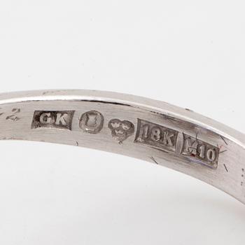 CARMOSÈRING, med safir och briljantslipade diamanter.