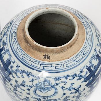 A pair of Chinese blue and white porcelain jars with covers, late Qing dynasty/around 1900.