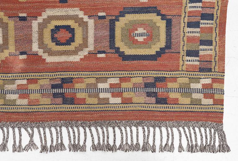 Märta Måås-Fjetterström, a 'Röda åttan' carpet, flat weave, c. 267 x 202 cm, signed MMF.