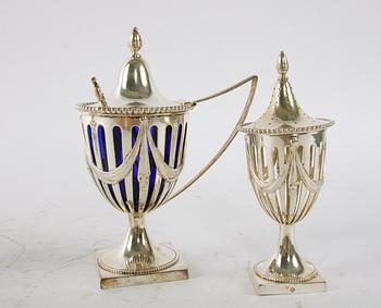 SALTKAR, SENAPSKANNA OCH PEPPARSTRÖARE, 4 delar. Gustaviansk stil. Utländska stämplar.