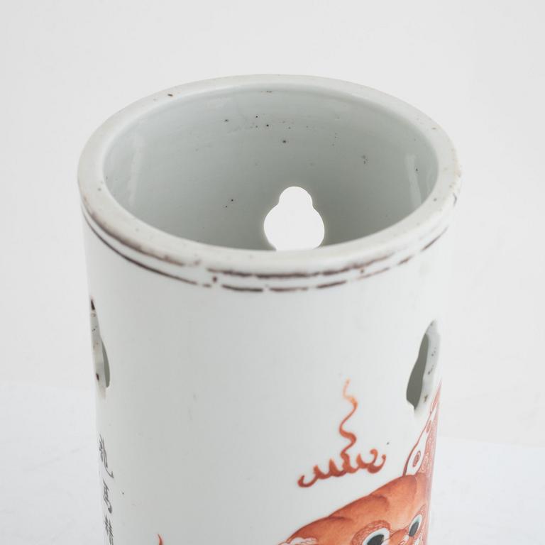 A Chinese porcelain hat stand, early 20th century.