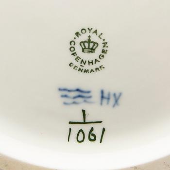 Fruit bowl / compote with underplate, porcelain, "Musselmalet helblond", Royal Copenhagen, model 1061 and 1062, 1966-1974.
