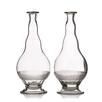 158. KARAFFER, två stycken, glas. Böhmen, 1900-tal.