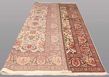 A CARPET, Tabriz, ca 398 x 287 cm.