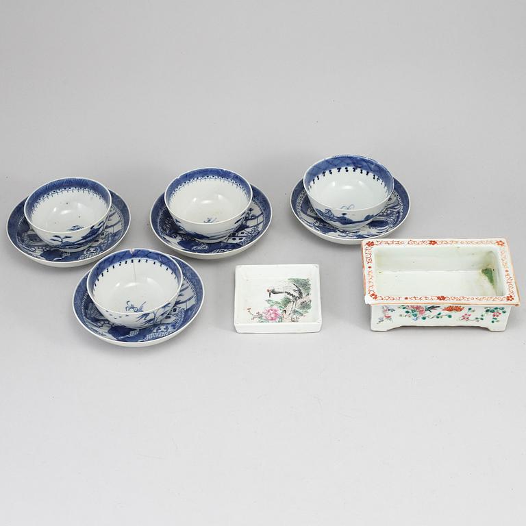 A set of a famille rose flower pot, four blue and white cups, and a small dish, late Qing dynasty.