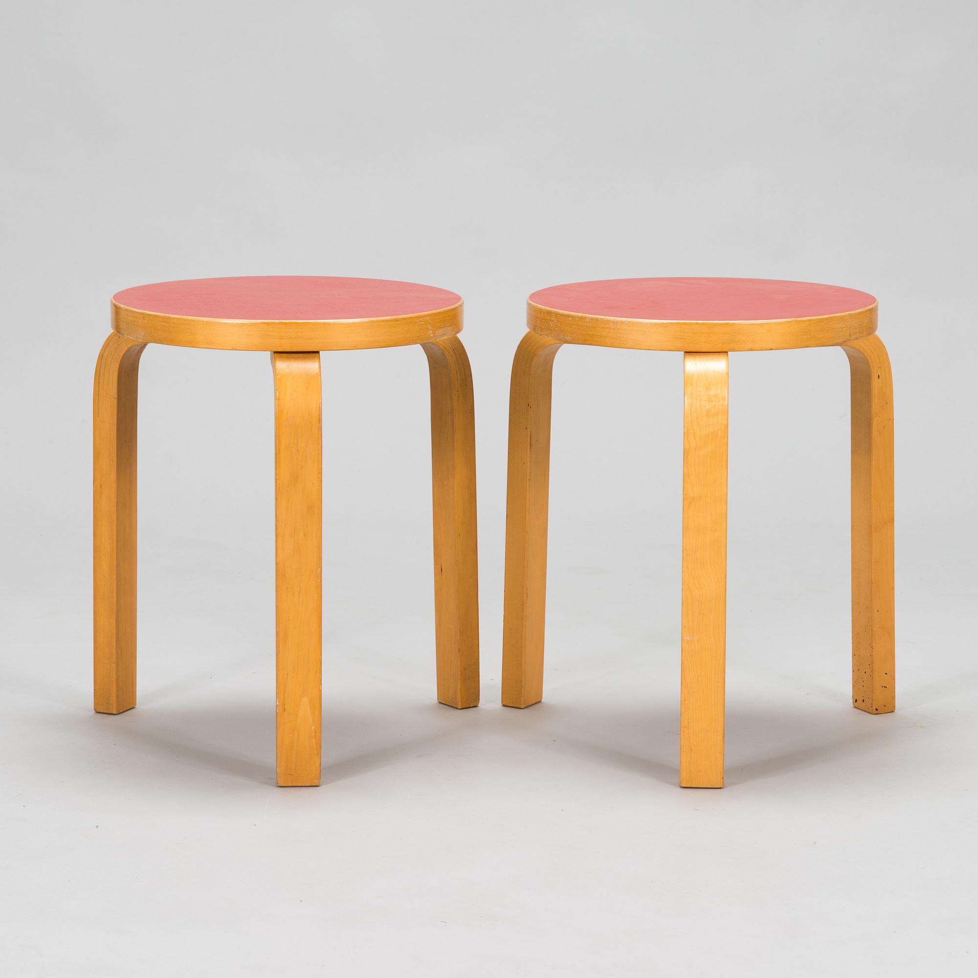 Alvar Aalto, klaffbord "DL82" och pallar, 6 st "60",  O.Y. Huonekalu-ja Rakennustyötehdas A.B 1900-talets mitt.