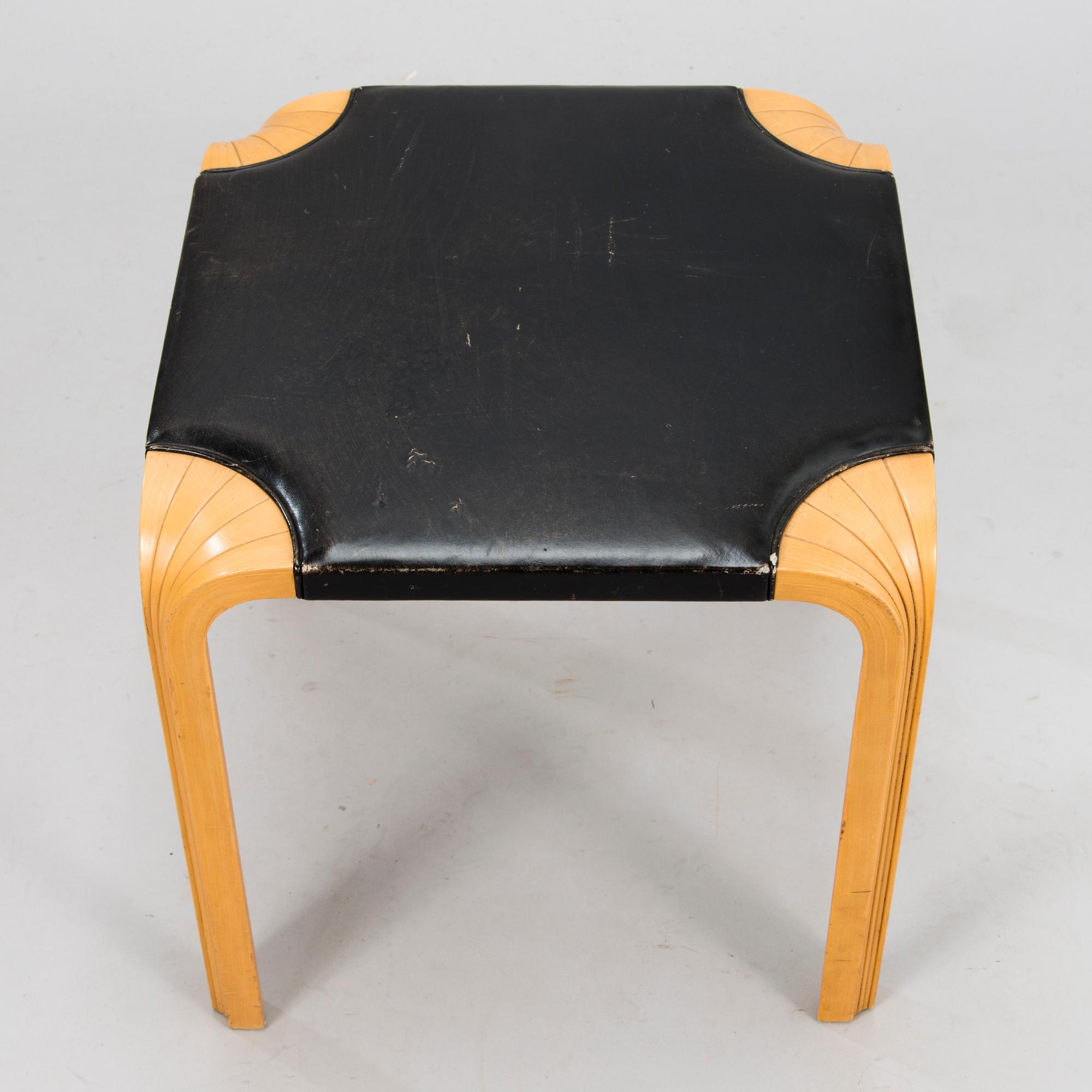ALVAR AALTO, en pall, modell X 602, Artek, sent 1900-tal. Formgiven 1954.