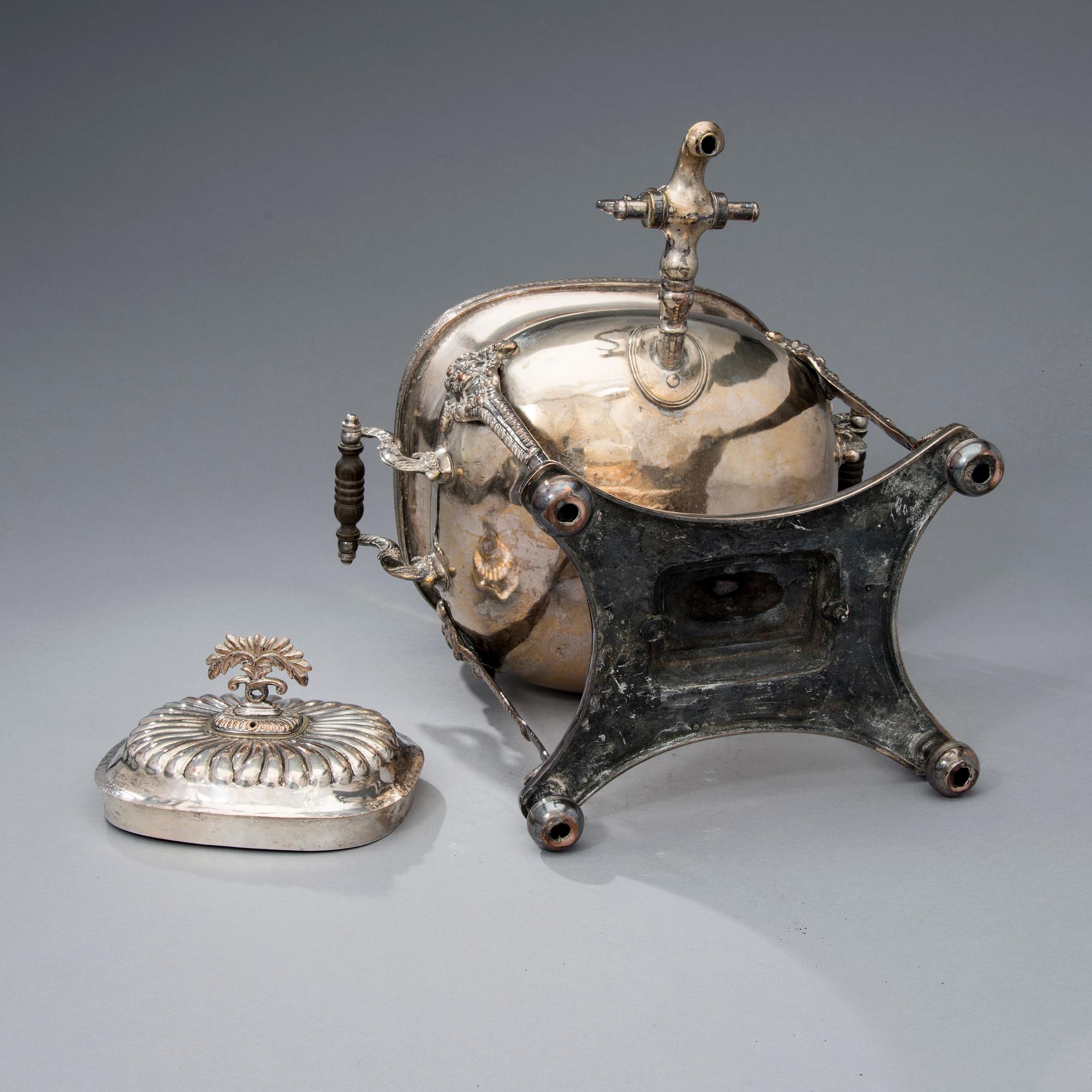 SAMOVAR, försilvrad koppar och mässing, England 1800-talets början.
