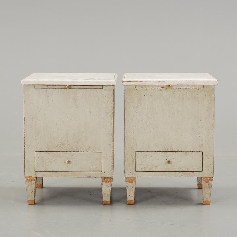SKÅP/SOCKLAR, ett par. Gustaviansk stil, 1900-tal.