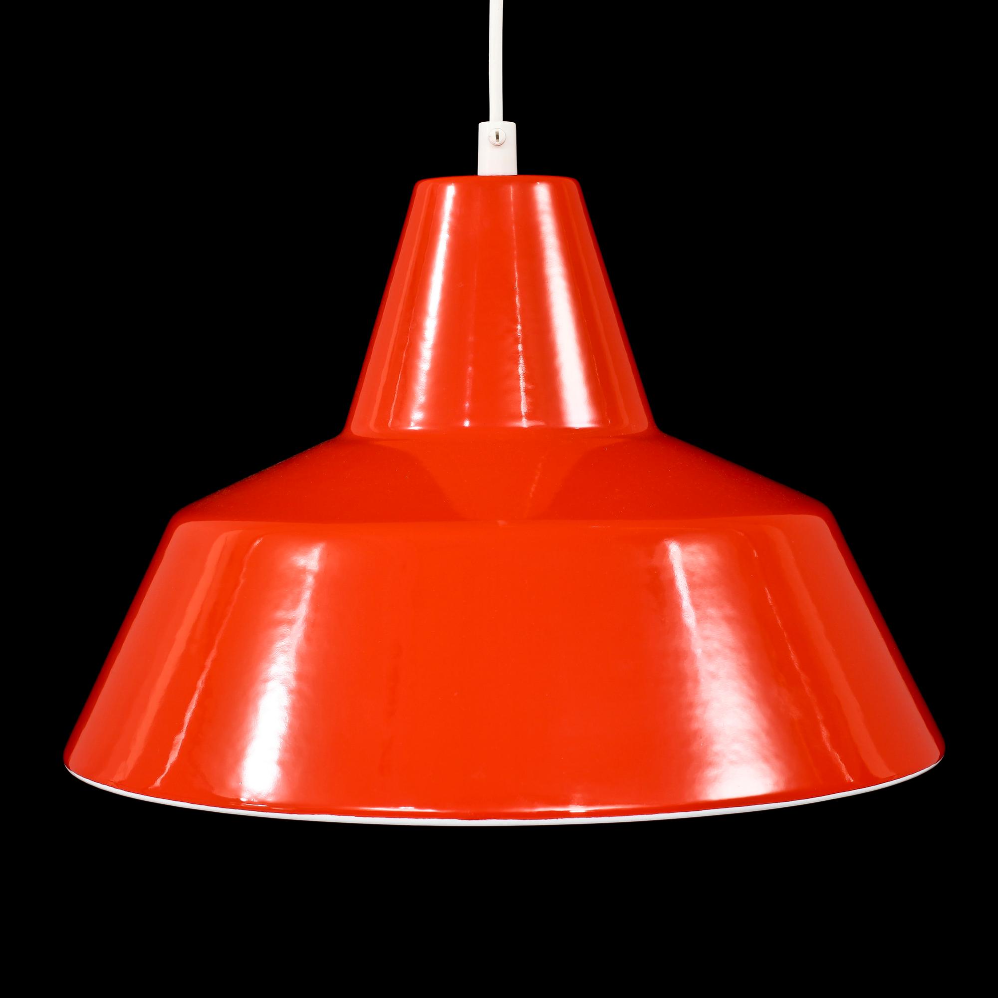 TAKLAMPA, "Emaljpendeln", Arne Jacobsen, Louis Poulsen, 1900-talets andra hälft. H 23.