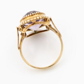 Ring, 14K gold with oval-cut amethyst.