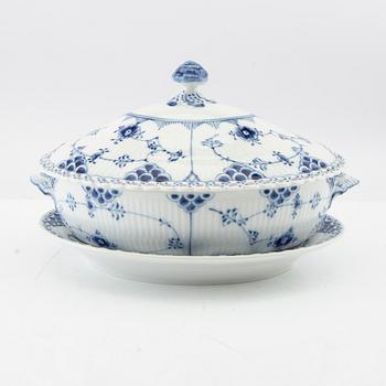 Servis 87 dlr, "Musselmalet - whole and half blonde", Royal Copenhagen Denmark porcelain.