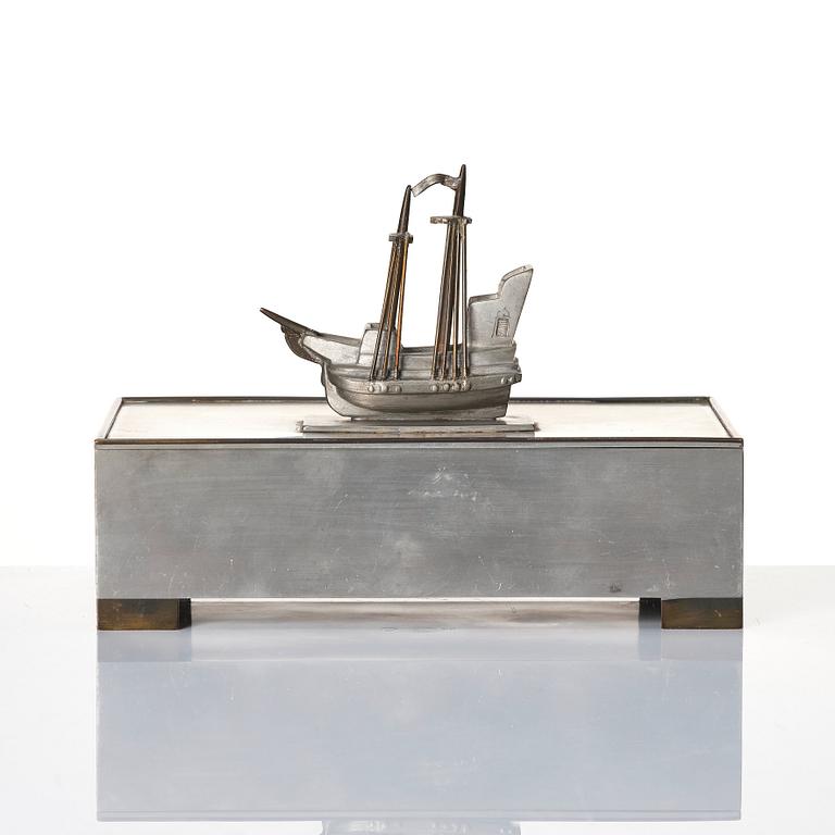 Björn Trägårdh, a lidded pewter and brass box, Firma Svenskt Tenn, Stockholm 1930.