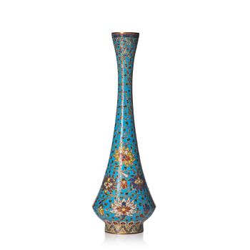 920. An elegant cloisonné vase, late Ming dynasty/early Qing dynasty.