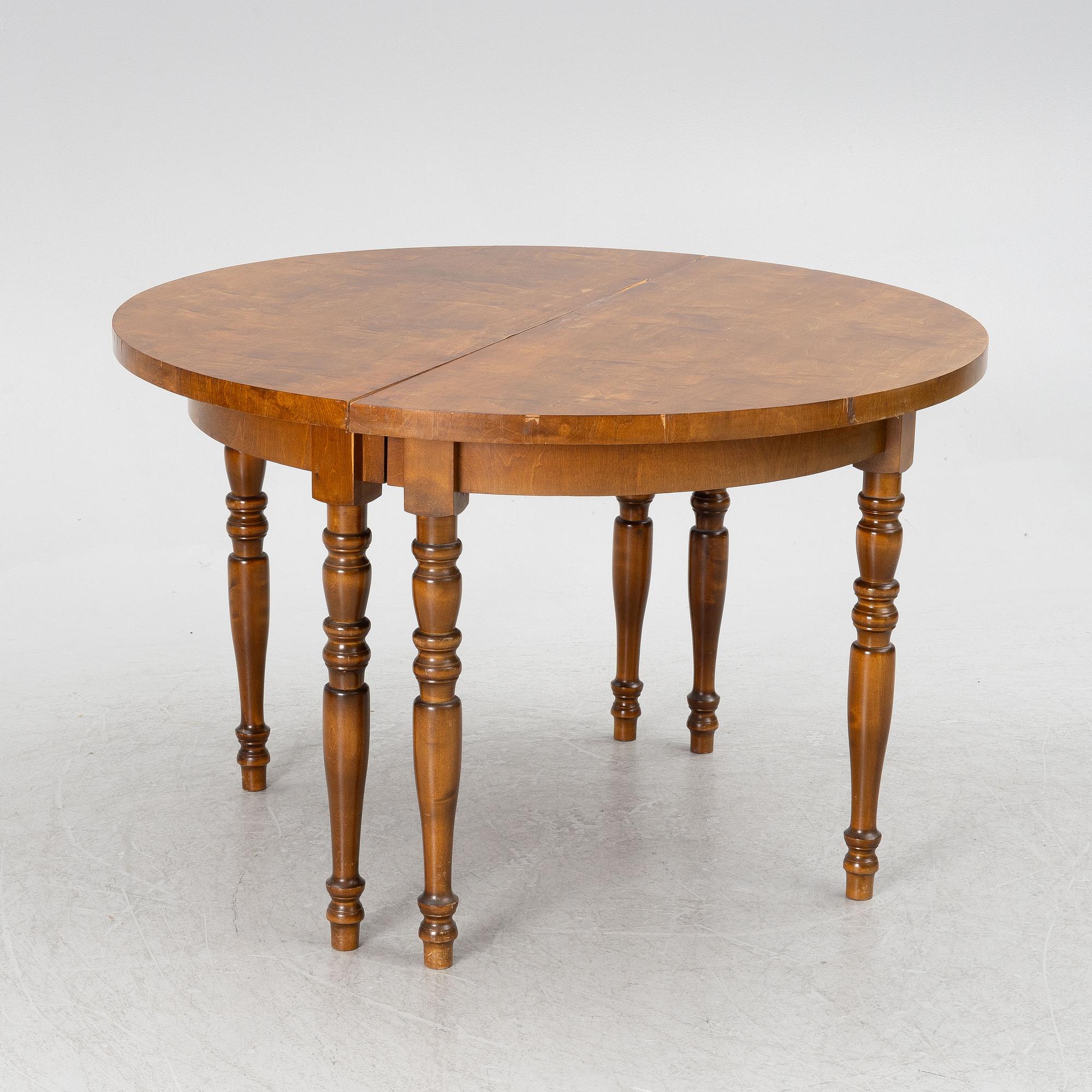 A late 19th century dining table.