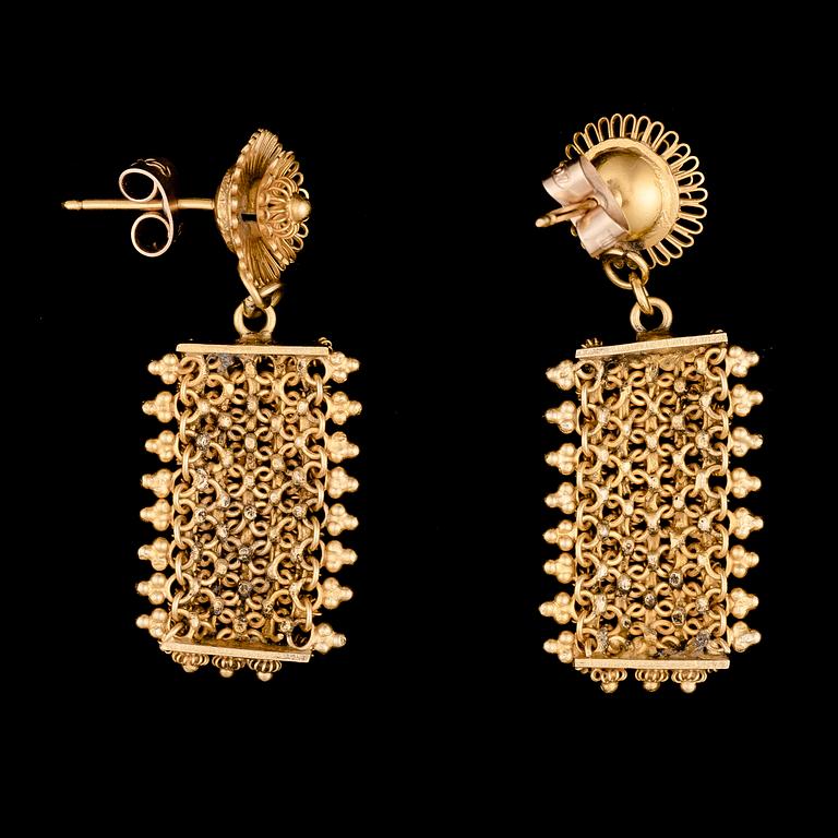 A NECKLACE, A BRACELET and A PAIR OF EARRINGS, 18K gold.