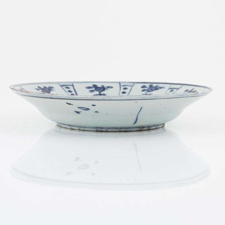 A blue and white porcelain dish, Ming dynasty, Wanli (1572-1620).