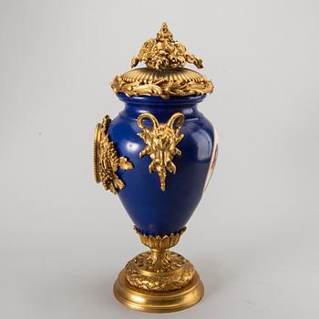 BORDSPENDYL, Louis XV-stil omkring 1900.