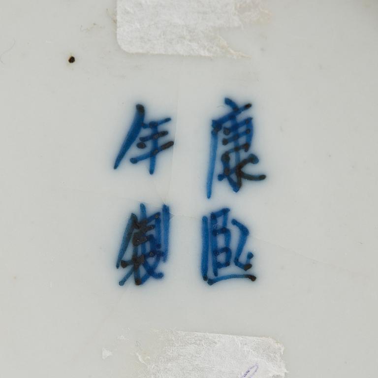 BOJANER, ett par, 1800-tal, och VAS, tidigt 1900-tal, porslin, Kina.