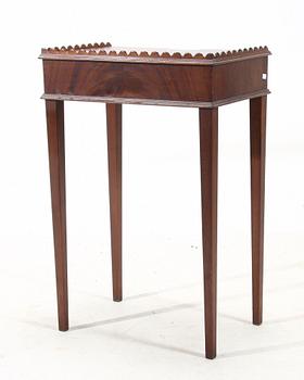 LAMPBORD, ett par, engelsk stil, 1900-tal.