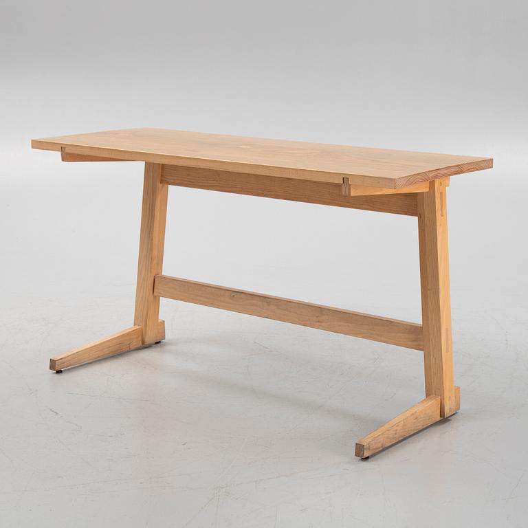 Matbord, tillverkat på Sävar snickeri.