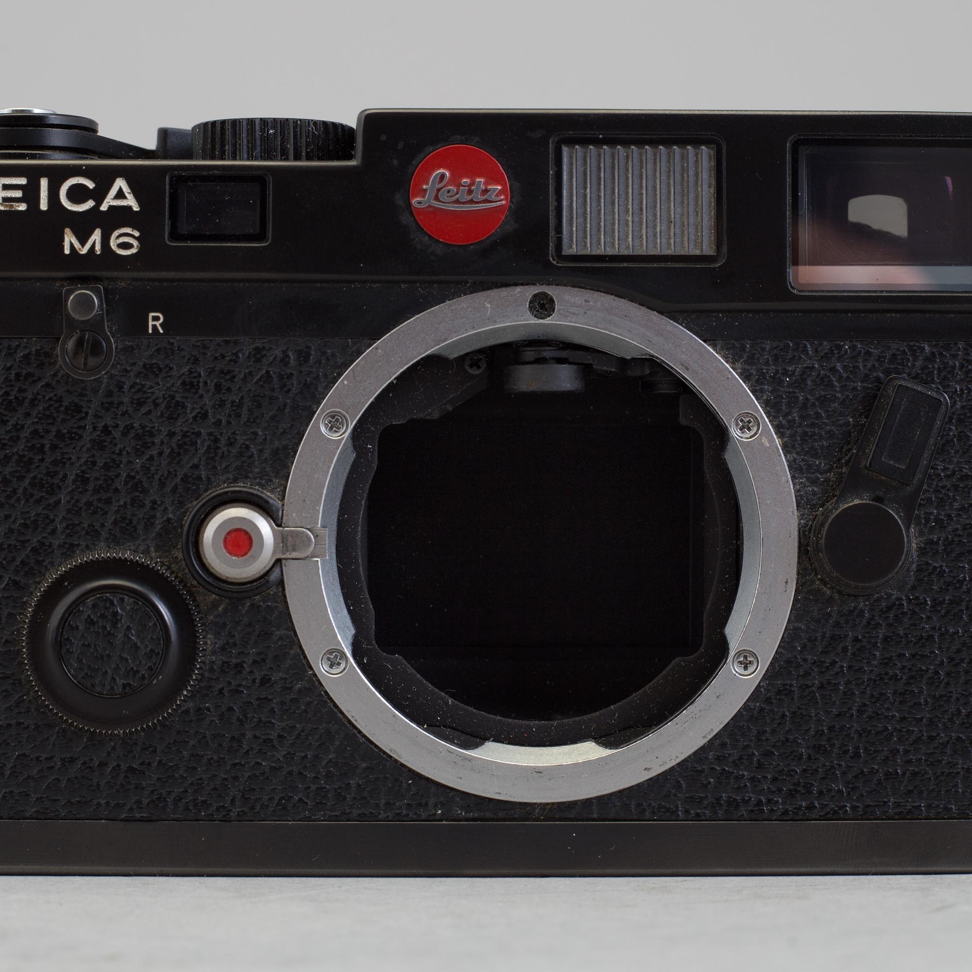 A black body Leica M6 no 1725111 from 1987 with Elmar 1:4/135. With original box.