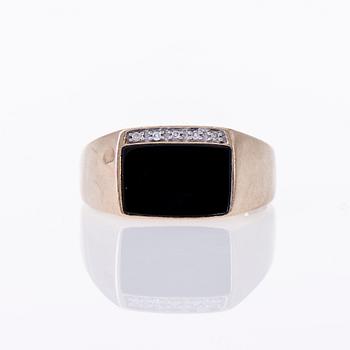 RING, 14K guld, 8/8-slipade diamanter, svart akryl. Kultasydän. Vikt ca 3,7 g.