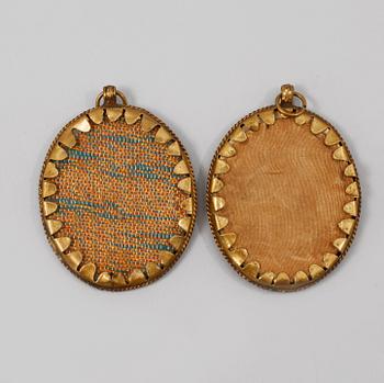 MINIATYRER, 2 st, bemålade tryck, omkring sekelskiftet 1900.
