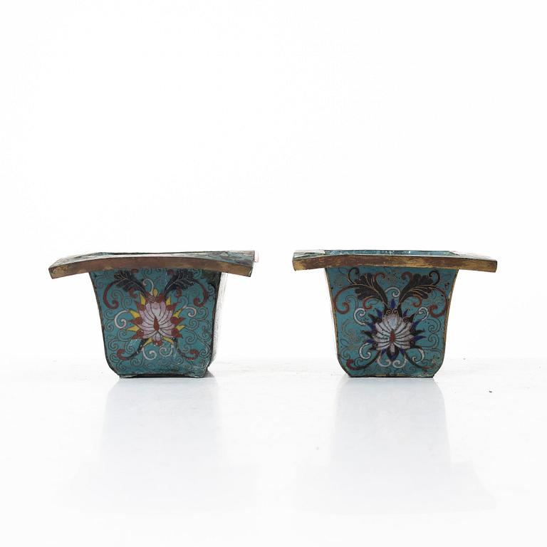 Ytterfoder, cloisonné på förgylld koppar, ett par, sen Qingdynasti / omkring 1900.