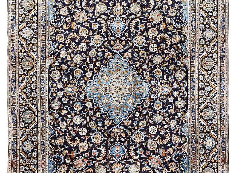 A Kashan carpet, c. 393 x 271 cm.