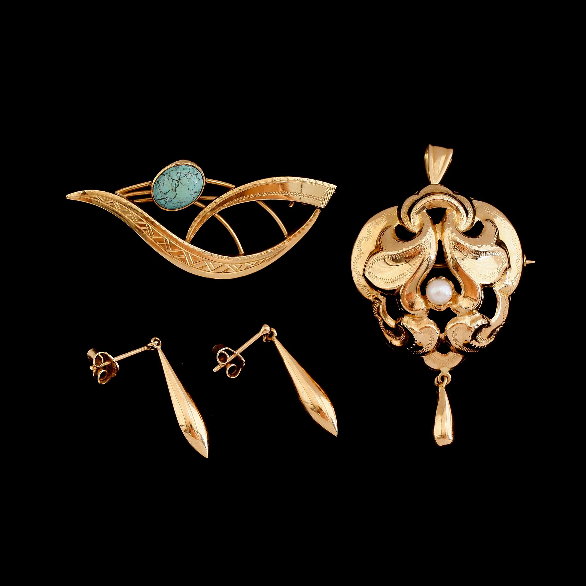 BROSCHER, 2 st OCH ÖRHÄNGEN, 18 k guld, svenska stämplar, 1900-talets andra hälft. Total vikt ca 11 g.