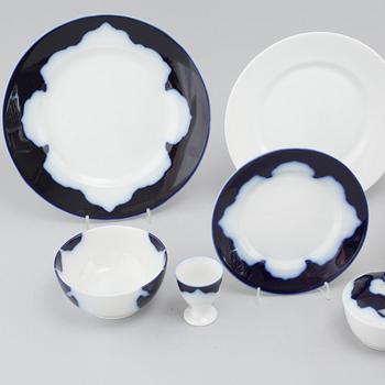 67 pieces of porcelan table ware, partly designed by Lin Utzon, Royal Copenhagen, 1980s.