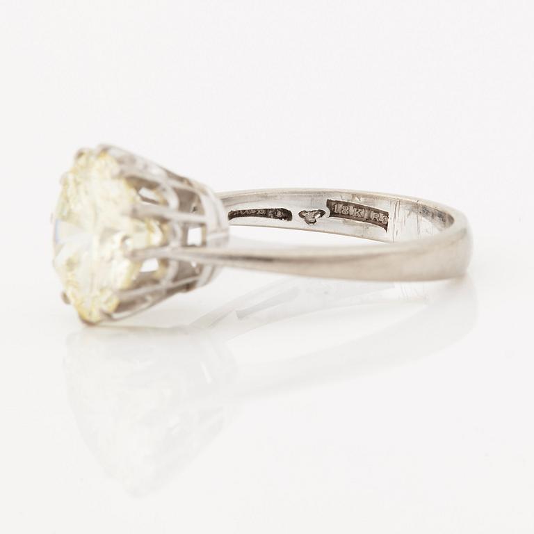 A RING set with a brilliant cut-diamond.
