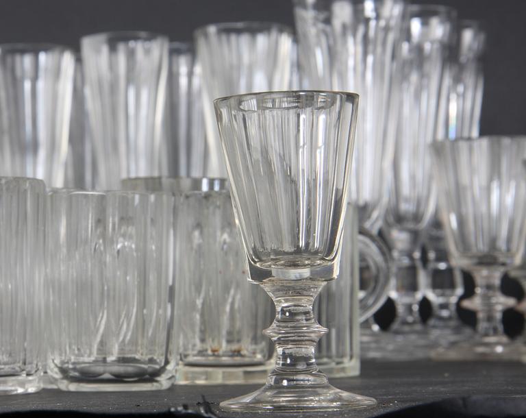 SERVISDELAR, ca 100 delar, glas, 1800/1900-tal.