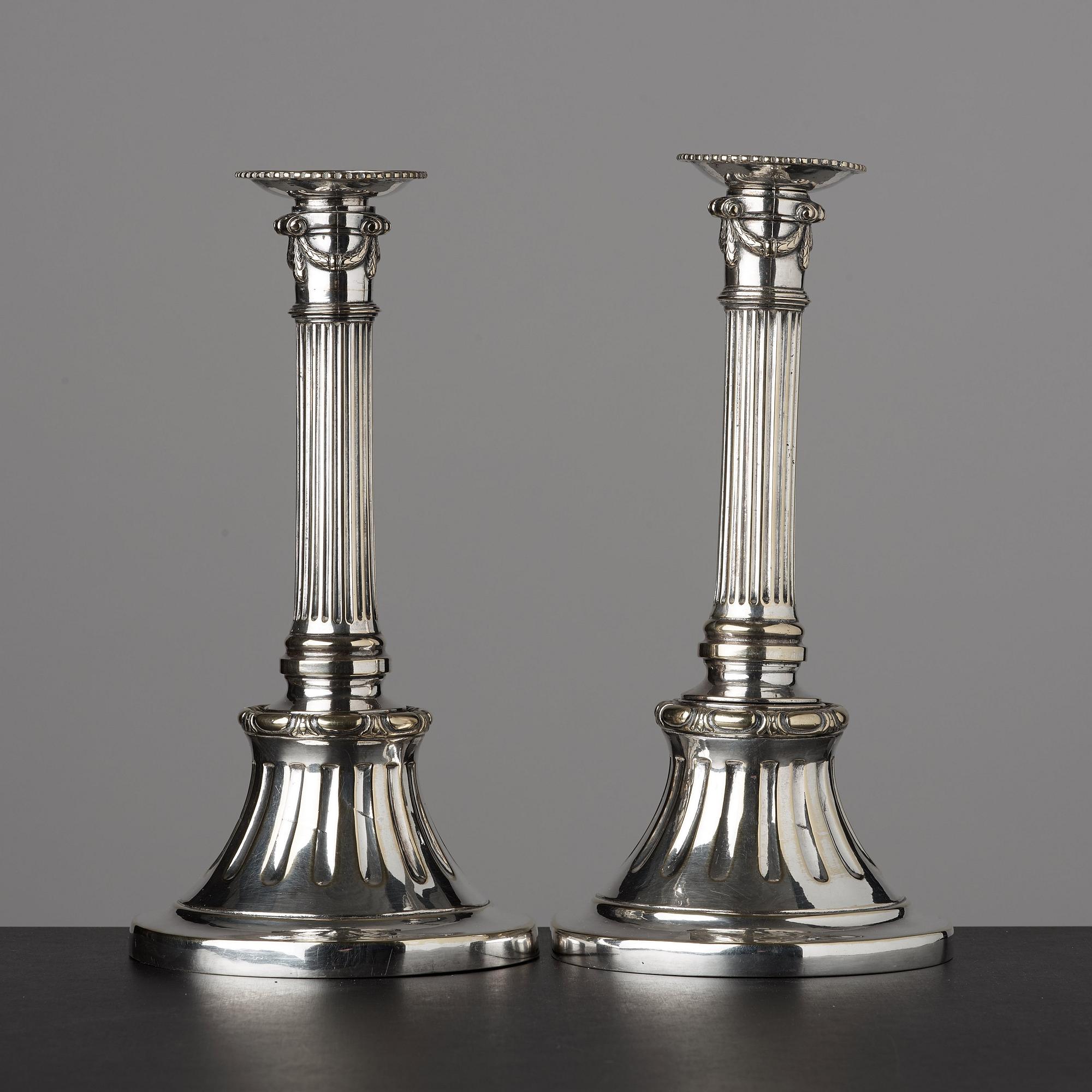 LJUSSTAKAR, två mycket snarlika, gustavianska, 1700-talets slut.